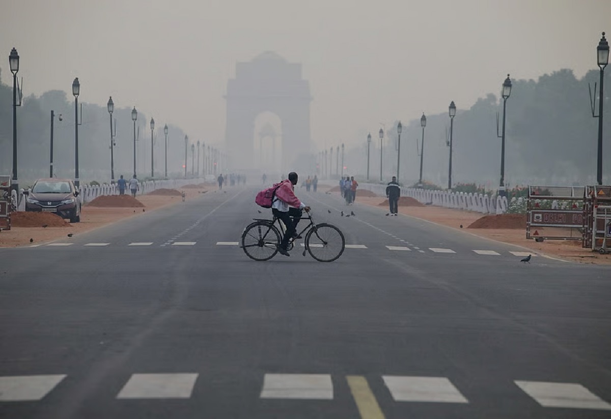 Delhi Air Pollution: तेज हवा से मिली हल्की राहत, 300 से नीचे लुढ़का AQI
