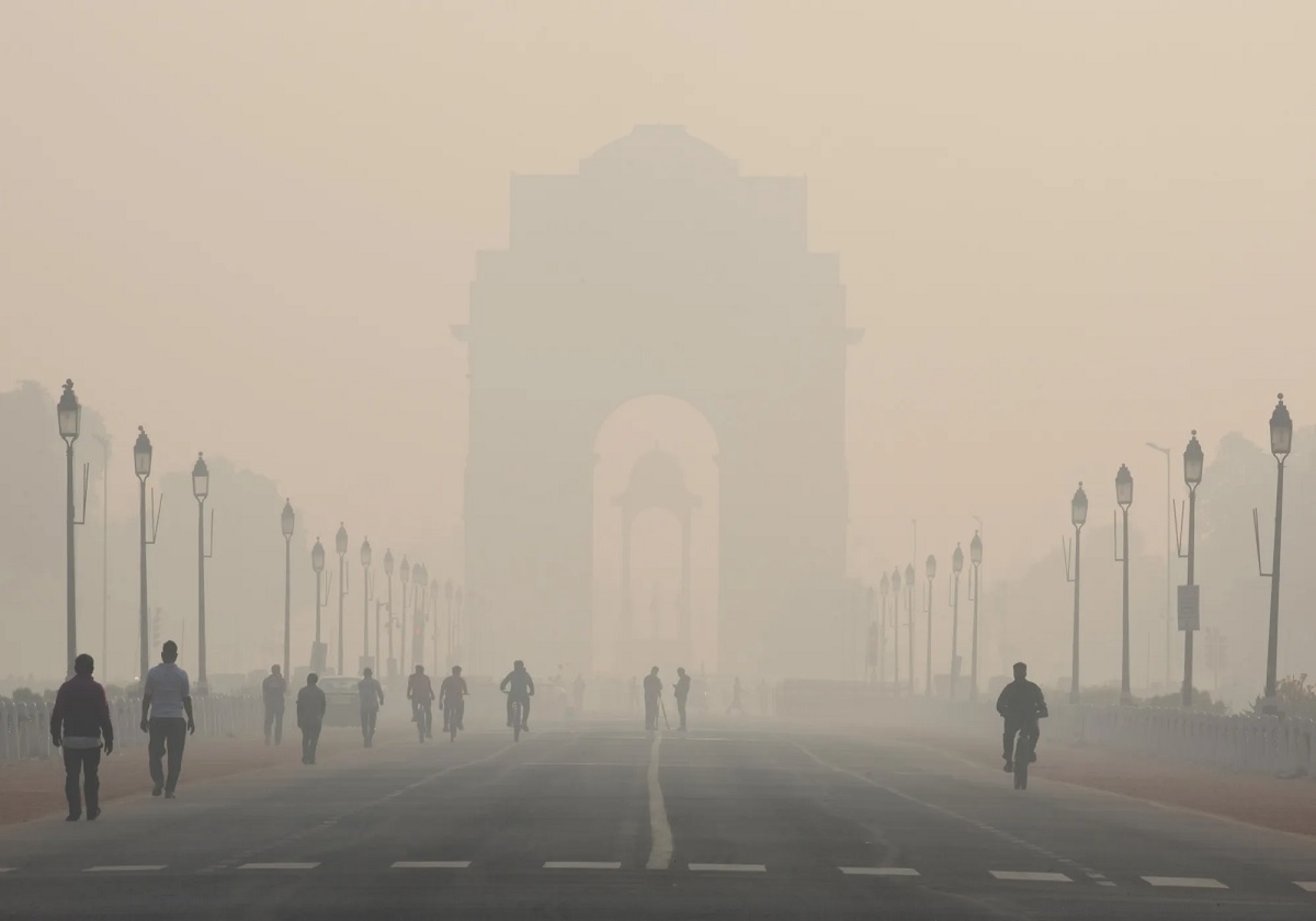 स्मॉग की चादर में लिपटी राजधानी, सांस लेना हुआ मुश्किल, AQI 400 के पार