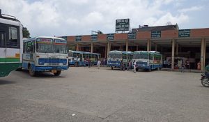 इस शहर के बस अड्डे पर बड़ा हादसा, बस ने स्कूली छात्राओं को कुचला