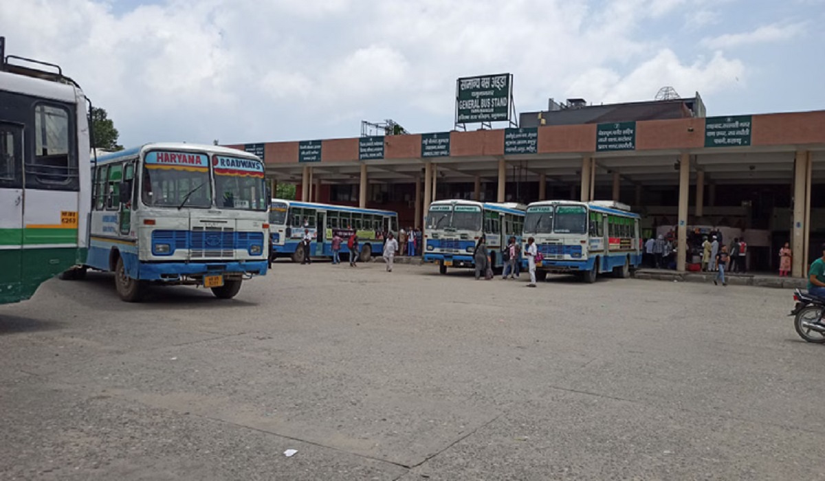 इस शहर के बस अड्डे पर बड़ा हादसा, बस ने स्कूली छात्राओं को कुचला