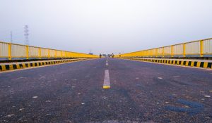 रात में सड़क बनी फिसलन का जाल, टला बड़ा हादसा