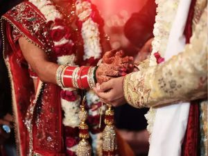 मैं तुम्हें मरवा दूंगी… परेशान पति ने पत्नी के आशिक से करवाई शादी