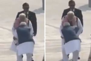 सीएम नीतीश कुमार ने छुए पीएम मोदी के पैर, पटना एयरपोर्ट पर दिखा भावनात्मक पल (Video)