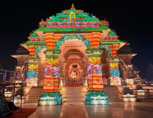 अयोध्या पहुंचे पीएम मोदी, फहराएंगे दिव्य धर्म ध्वज…  जानें इसकी खासियत