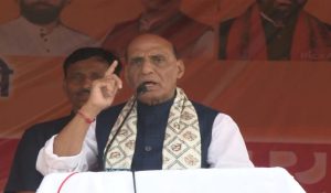 ‘सेना को राजनीति से दूर रखें’, राहुल गांधी के बयान पर राजनाथ सिंह का पलटवार