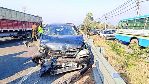 तेज रफ्तार ट्राले ने बारातियों की गाड़ियों को मारी टक्कर
