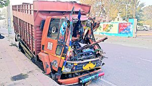 फ्लाईओवर पर तेज रफ्तार ट्राले ने कैंटर को मारी टक्कर, एक की मौत