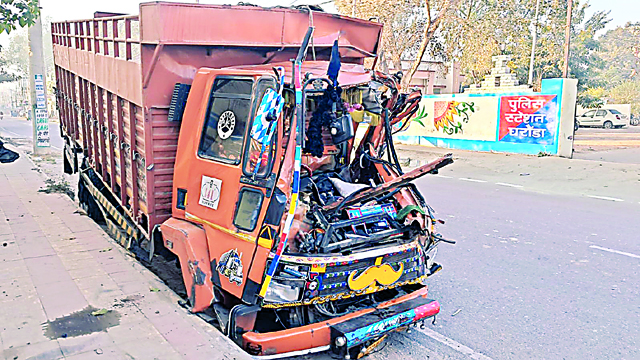 फ्लाईओवर पर तेज रफ्तार ट्राले ने कैंटर को मारी टक्कर, एक की मौत