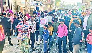 रिक्शा पलटने के बाद मारपीट में ई-रिक्शा चालक की मौत, सड़क जाम कर लोगों ने किया प्रदर्शन