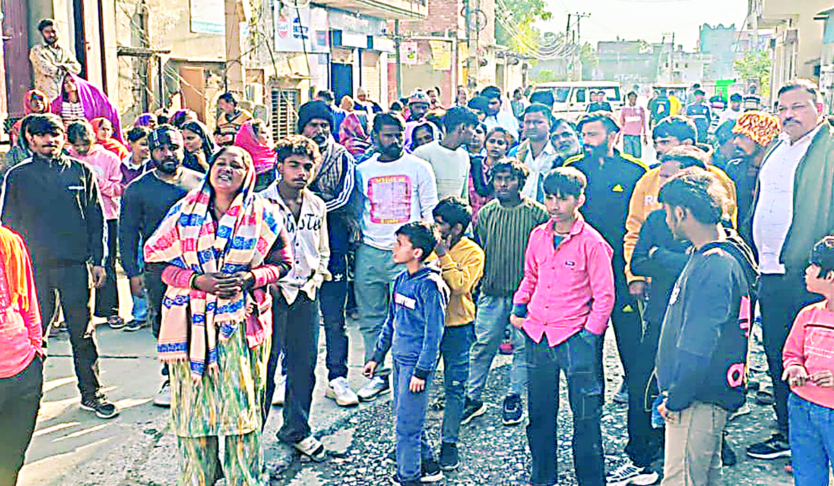 रिक्शा पलटने के बाद मारपीट में ई-रिक्शा चालक की मौत, सड़क जाम कर लोगों ने किया प्रदर्शन