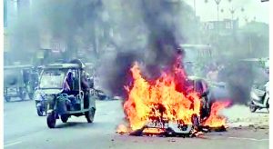 चलती कार में अचानक लगी आग, इनेलो नेता ने कार रोककर बचाई जान