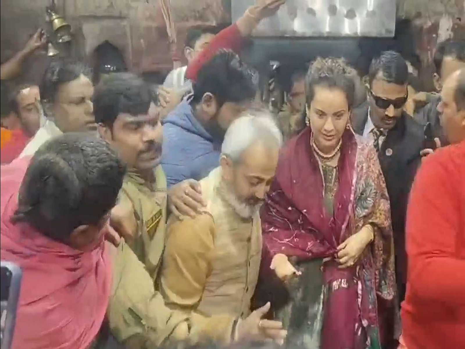 कंगना रनौत ने देवघर में बाबा बैद्यनाथ धाम में की पूजा-अर्चना