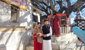 फिल्म ‘धुरंधर’ की सफलता: पत्नी यामी गौतम के साथ श्री नैना देवी पहुंचे डायरेक्टर आदित्य धर