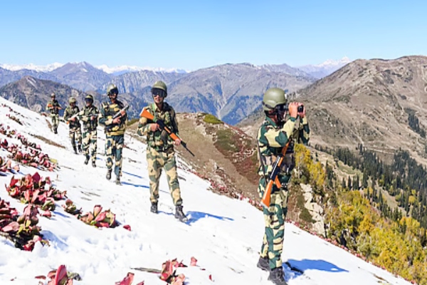 नए साल को लेकर बॉर्डर पर High Alert, कड़ाके की ठंड में BSF का सीमा पर कड़ा पहरा