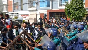Bangladesh Violence: उस्मान हादी की मौत के बाद बांग्लादेश में भड़की हिंसा, कई पत्रकारों को जिंदा जलाने की कोशिश