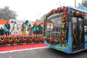 दिल्ली से इंटरस्टेट ई-बस सेवा शुरू, सीएम रेखा गुप्ता ने 100 ई-बसों को दिखाई हरी झंडी