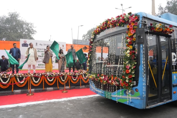 दिल्ली से इंटरस्टेट ई-बस सेवा शुरू, सीएम रेखा गुप्ता ने 100 ई-बसों को दिखाई हरी झंडी