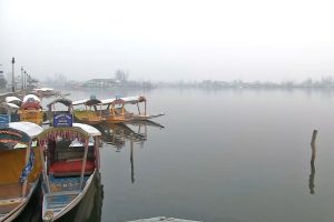 कश्मीर में बर्फबारी होने से पर्यटक खुश, बोले- छुट्टियां बिताने के लिए परफेक्ट माहौल