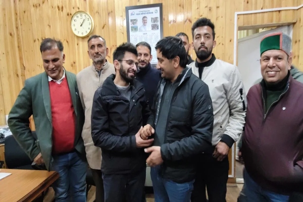 IGMC शिमला का मारपीट मामला: डॉक्टर और मरीज में हुई सुलह, गले लगाकर मानी गलती