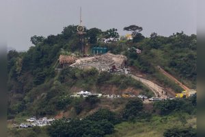 बड़ा हादसाः चार मंजिला हिंदू मंदिर भरभराकर ढहा, 2 की मौत, कई लोग मलबे में दबे