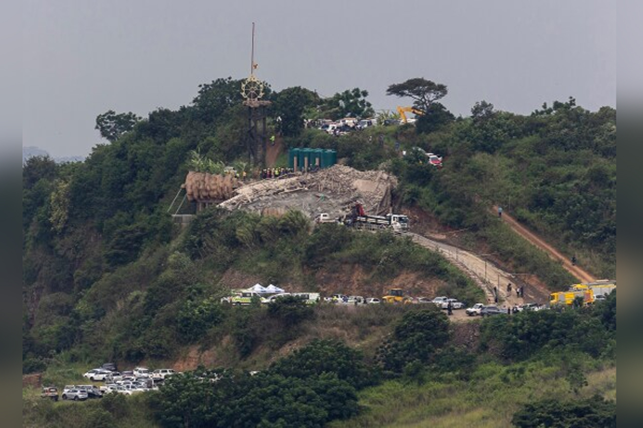 बड़ा हादसाः चार मंजिला हिंदू मंदिर भरभराकर ढहा, 2 की मौत, कई लोग मलबे में दबे