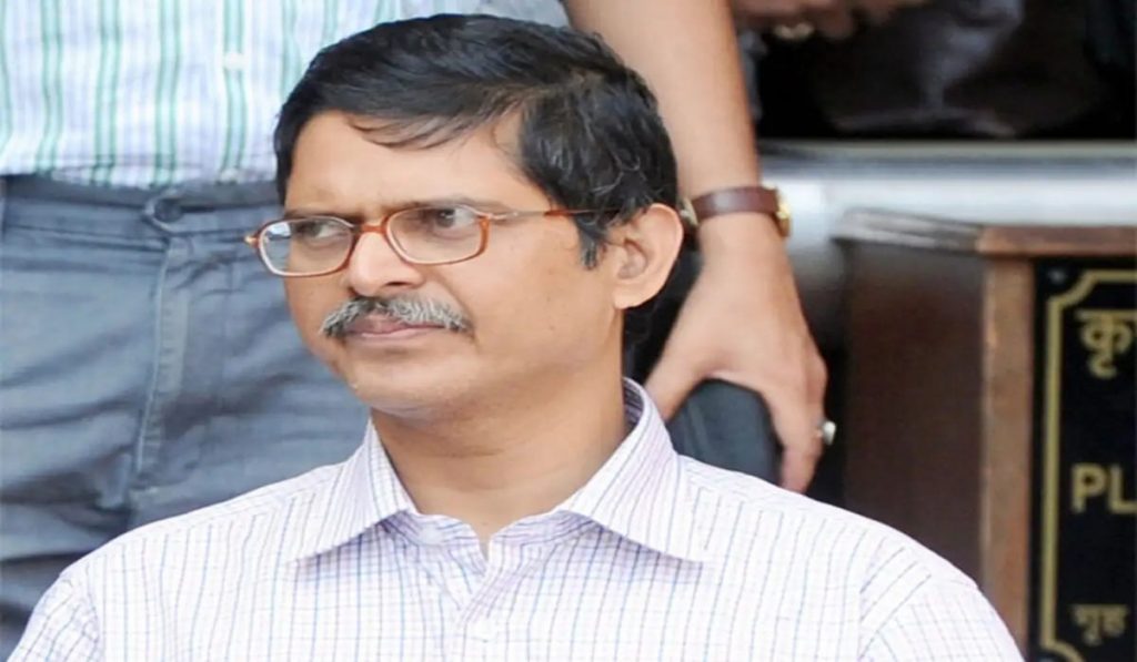 Former IPS Amitabh Thakur being taken to court under police security.