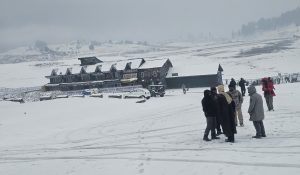 Snowfall In Kashmir: कश्मीर में सीजन की पहली बर्फबारी, सफेद चादर से ढकी चोटियां