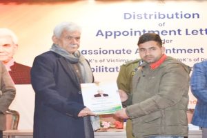 जम्मू और कश्मीर: उपराज्यपाल मनोज सिन्हा ने आतंकी हमलों के शिकार परिवारों को दिए नियुक्ति पत्र