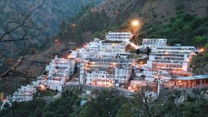 नए साल से पहले मां वैष्णो देवी में श्रद्धा का सैलाब, हर दिन पहुंच रहे 30 हजार भक्त