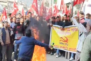 Himachal Pradesh: मंडी में एंबुलेंस कर्मियों का उग्र प्रदर्शन, एक ने आत्मदाह का प्रयास किया