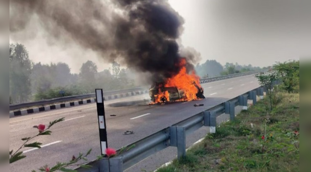 Purvanchal Expressway पर दर्दनाक हादसाः कार बनी आग का गोला, 5 लोग जिंदा जले, कई घायल