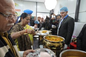 Atal Jayanti: दिल्ली में सिर्फ 5 रुपए में खाना, सरकार ने 100 अटल कैंटीन की शुरू