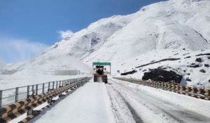 Himachal: बर्फबारी के चलते मनाली-लेह मार्ग पर यातायात पूरी तरह बंद, जानिए अब कब होगा OPEN