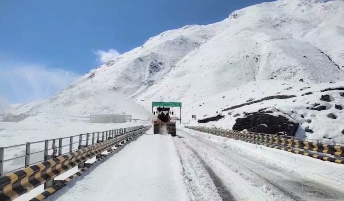 Himachal: बर्फबारी के चलते मनाली-लेह मार्ग पर यातायात पूरी तरह बंद, जानिए अब कब होगा OPEN