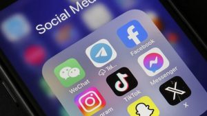 Social Media Ban : इस देश में 16 साल से कम उम्र वालों के लिए सोशल मीडिया पर लगा बैन