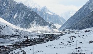 Jammu Kashmir: सोनमर्ग में सीजन की पहली बर्फबारी, पर्यटकों के चेहरे खिले…