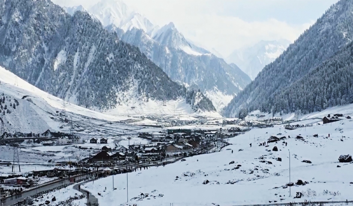 Jammu Kashmir: सोनमर्ग में सीजन की पहली बर्फबारी, पर्यटकों के चेहरे खिले…