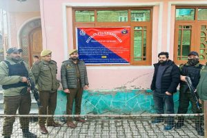 श्रीनगर पुलिस की नशा तस्करों पर कार्रवाई, कुख्यात पेडलर की 3 करोड़ रुपये की संपत्ति अटैच