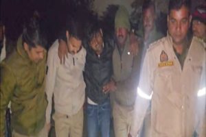 UP Crime: मथुरा में पुलिस मुठभेड़, 25 हजार का इनामी गो-तस्कर गिरफ्तार, पैर में लगी गोली