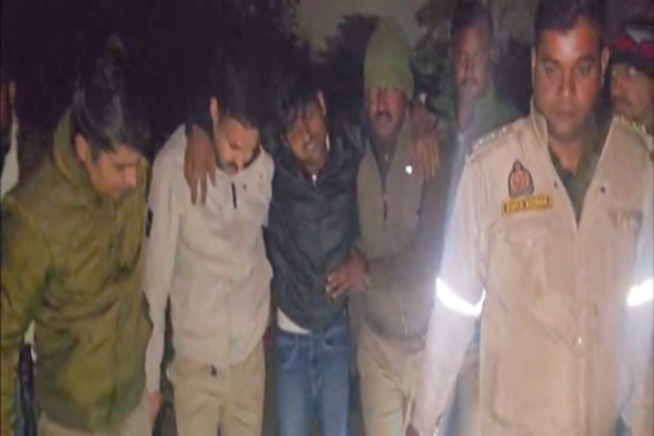 UP Crime: मथुरा में पुलिस मुठभेड़, 25 हजार का इनामी गो-तस्कर गिरफ्तार, पैर में लगी गोली
