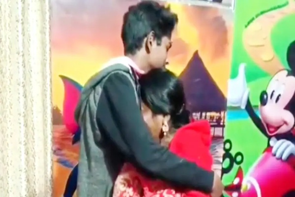 10 साल बाद मिला बिछड़ा बेटा: 6 की उम्र में खोया था, बेटे को गले लगाकर खूब रोई मां