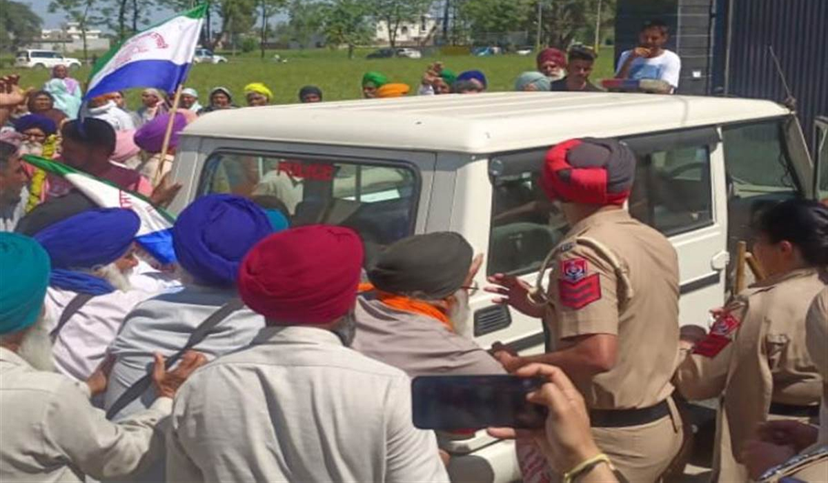 Farmers Protest: पंजाब में किसानों का विरोध प्रदर्शन, इन मांगों को लेकर DC ऑफिस के बाहर देंगे धरना