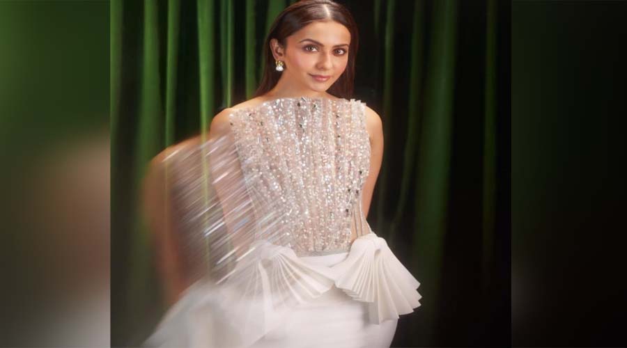 Rakul Preet Fashion: रकुल प्रीत ने व्हाइट ड्रेस में बिखेरा जलवा, देखें तस्वीरें