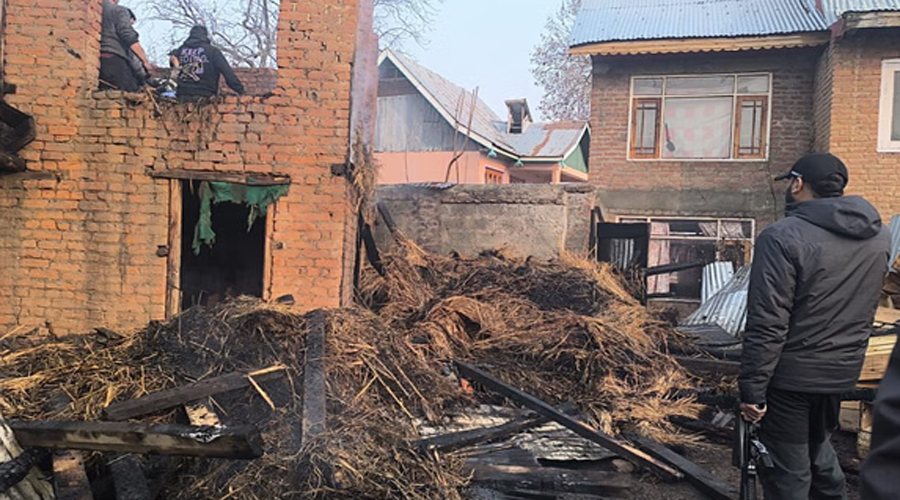 Srinagar में लगी भीषण आग, फर्नीचर यूनिट सहित 7 दुकानें हुईं जलकर खाक