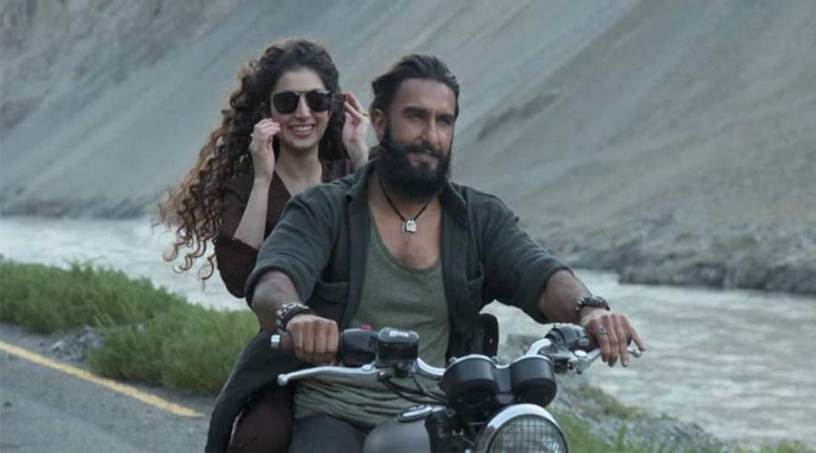 ‘Dhurandhar’ ने पहले ही दिन बॉक्स ऑफिस पर मचाया धमाल, Ranveer Singh की किस्मत चमकने के आसार!