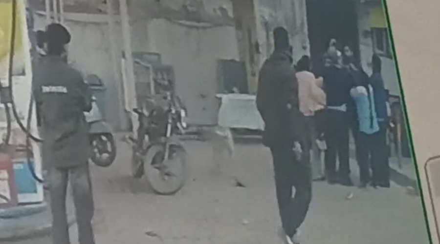 Ludhiana News: पेट्रोल पंप पर ऑनलाइन पेमेंट को लेकर कपल से मारपीट, CCTV में कैद हुई घटना