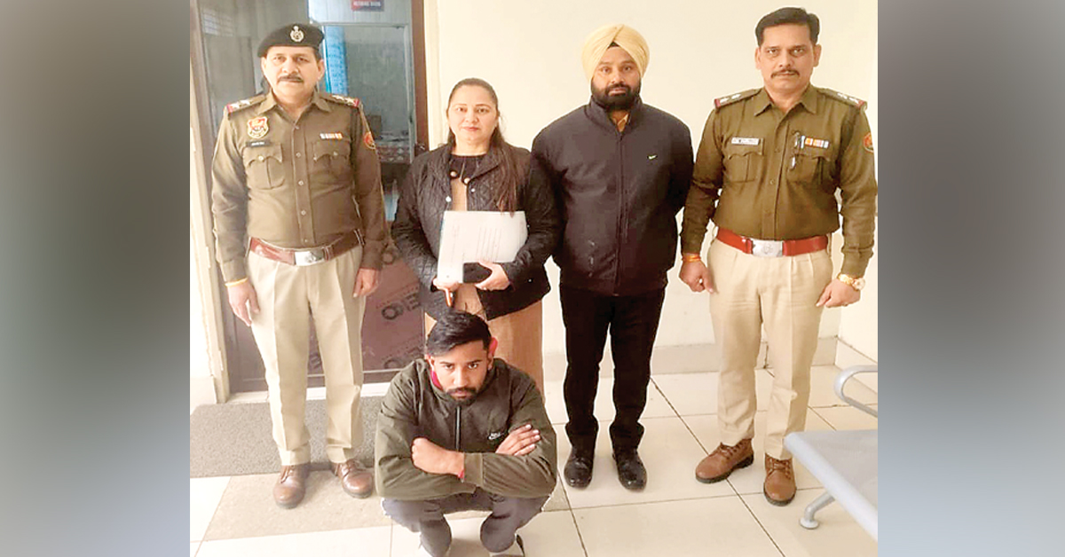 महिला की अश्लील तस्वीरों से ब्लैकमेल कर दुष्कर्म करने व जान से मारने की धमकी देने के मामले में एक आरोपी गिरफ्तार