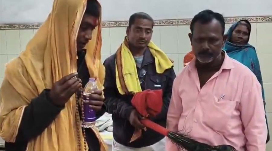 ‘बाबा’ ने संभाली डॉक्टर की कुर्सी… इमरजेंसी वार्ड में ‘झाड़-फूंक’ से करने लगा मरीज़ का इलाज