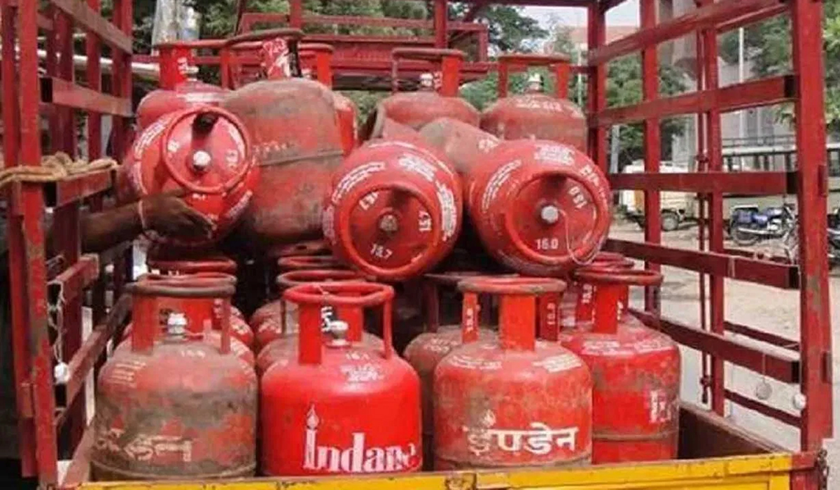 LPG Cylinder Crisis: देश के प्रसिद्ध मंदिरों तक पहुंचा गैस संकट, प्रसाद और भंडारे में हुई कटौती