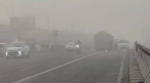 कोहरे में ड्राइविंग करने से क्यों होती है बड़ी सड़क दुर्घटनाएं? जानें ब्रेकिंग और विजिबिलिटी